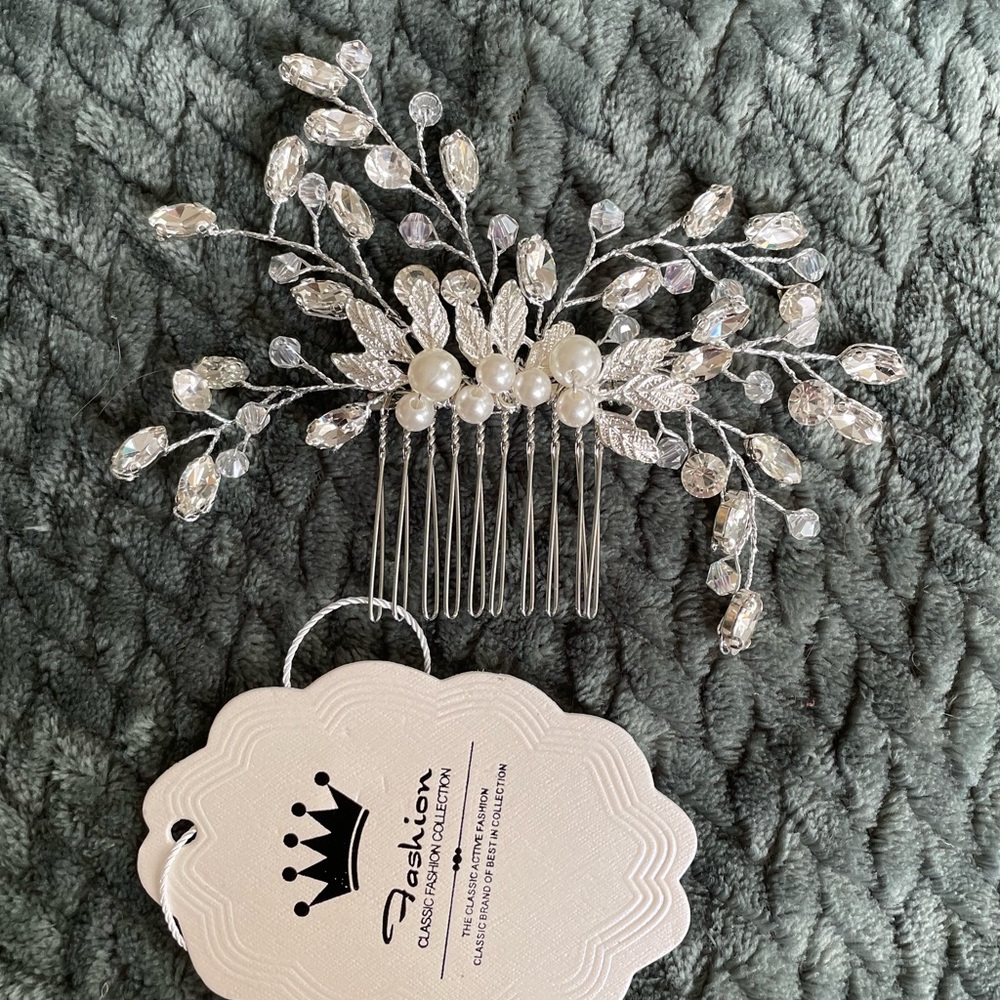 Pearl & rhinestone hair accessory